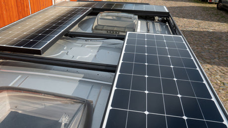 verschiedene Solarmodule auf Wohnmobildach