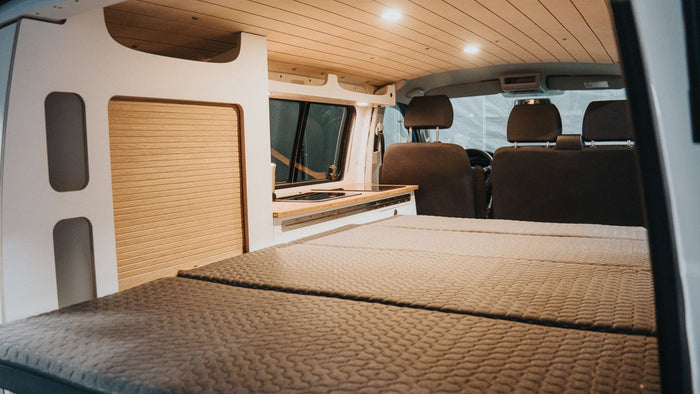 VW-Bus-Camper-Azsbau-Moebelzeile-mit-Bett