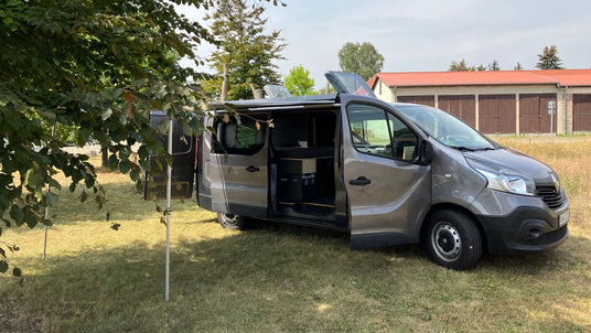 Renault-Traffic-Camper-auf-Rasenflaeche