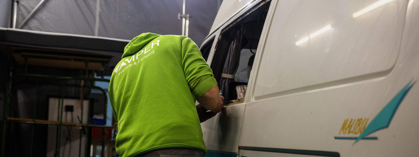 Vamper-Mitarbeiter-schneidet-Fenster-in-Fahrzeugkarrosserie