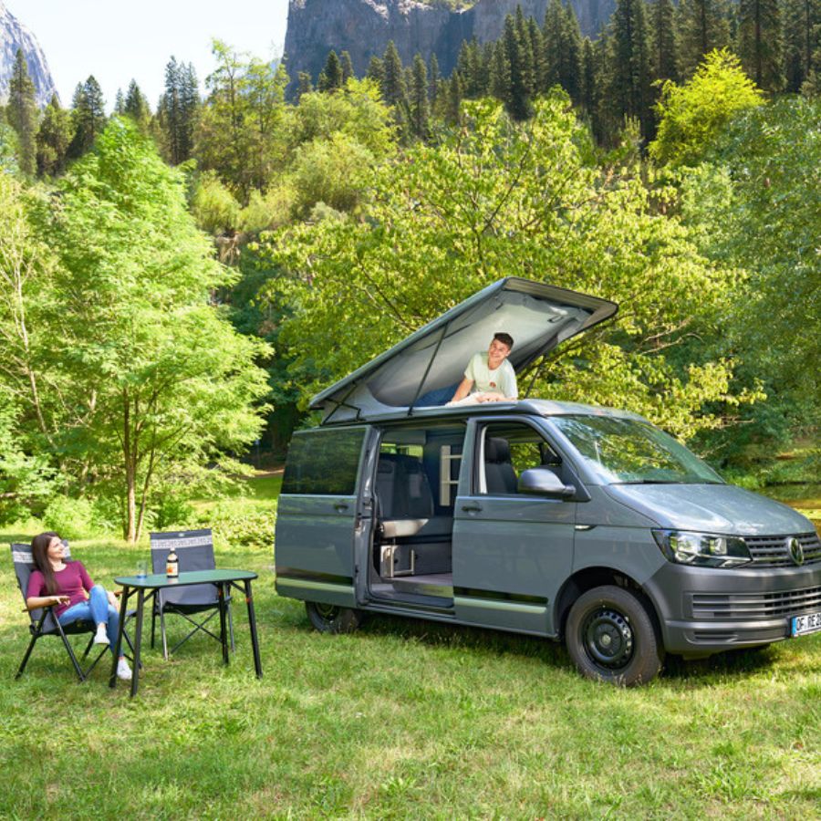 Mann-im-Schalfdach-Reimo-EasyFit-in-Natur