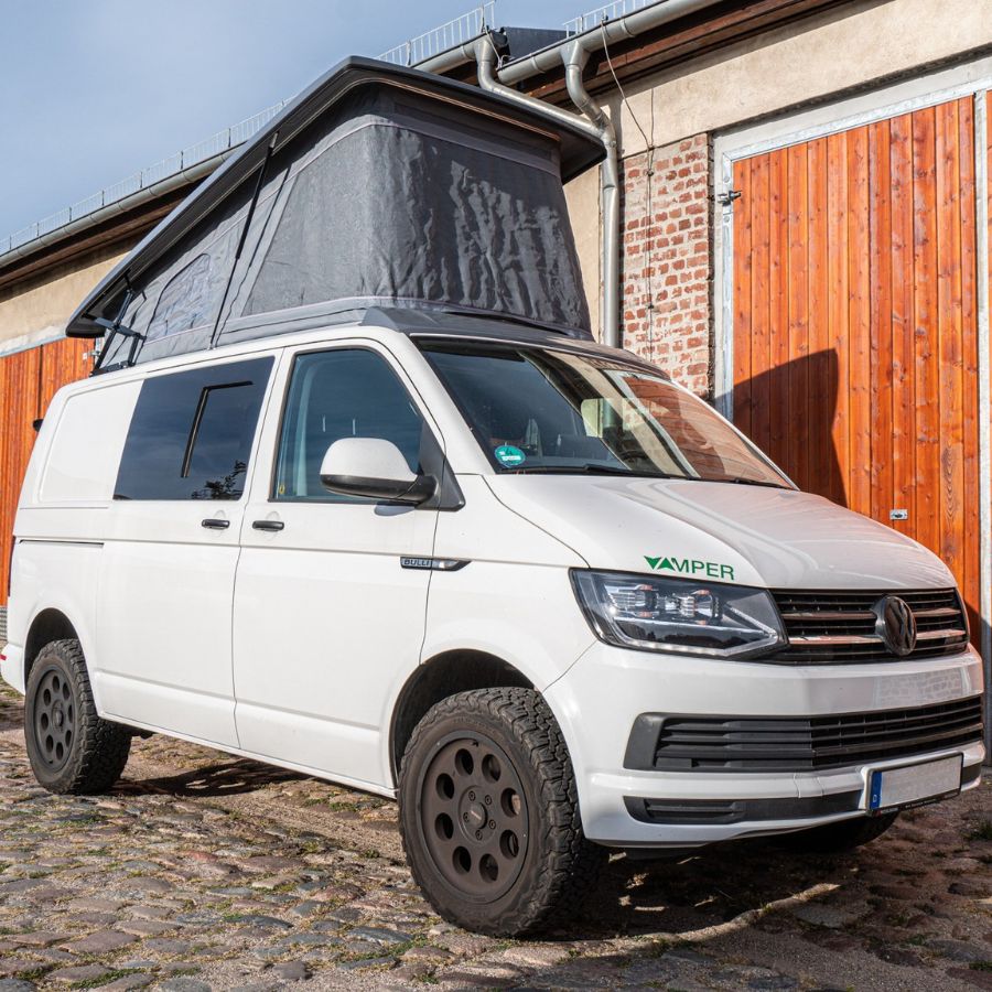 VW Bus mit aufgestelltem Schlafdach von SCA