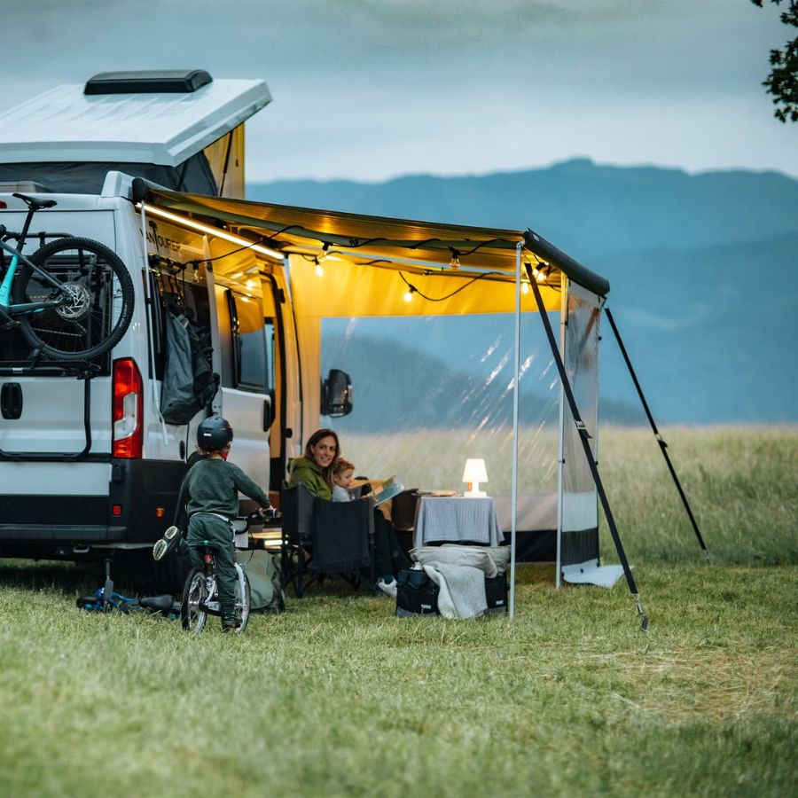 Campervan mit elektrischer THULE Omnistor 5200 Markise