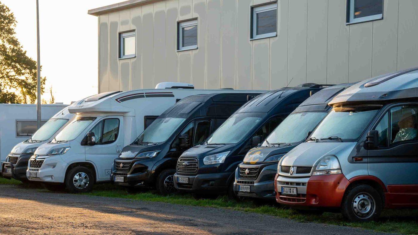 Wohnmobile und Kastenwagen vor Vamper Werkstatt in Wandlitz