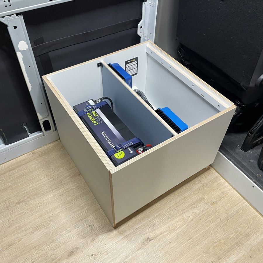 staukasten-mit-elektrischer-Anlage-passgenau-fuer-deinen-Camper