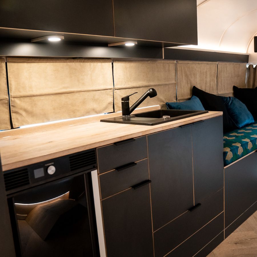 Camperausbau-mit-Sven-Bauhaus-HPL-Platten-von-Vamper