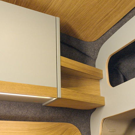 Holz-Multiplex-Platten-im-Camper-Regal