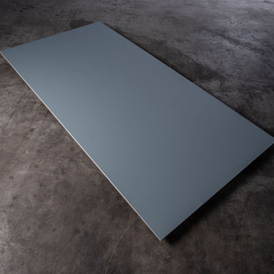 Queenply-Multiplexplatte-mit-HPL-Beschichtung-und-Antifingerprint-in-petrol