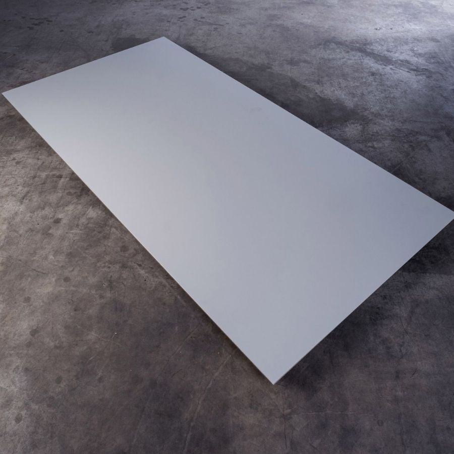 hellgraue-Queenply-Multiplexplatte-mit-perlmatt-und-kratzfester-HPL-Beschichtung