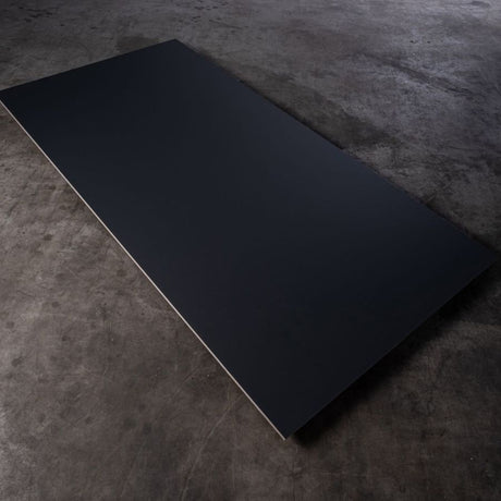 schwarze-Queenply-Multiplexplatte-mit-perlmatt-und-kratzfester-HPL-Beschichtung