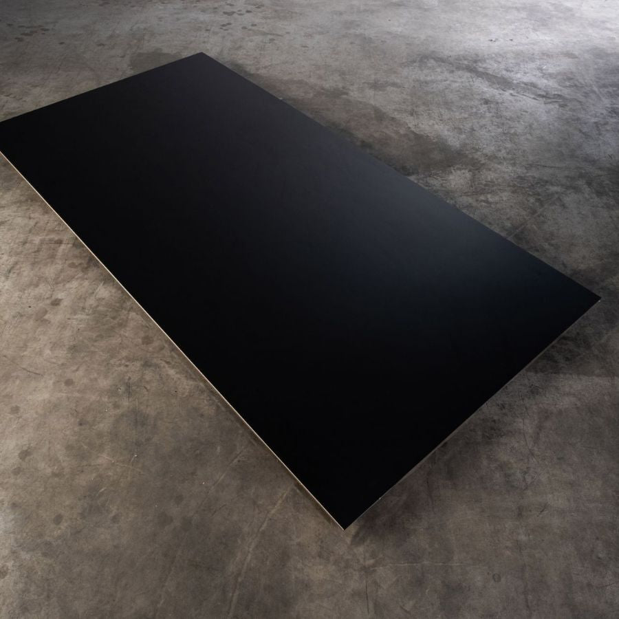 schwarze-Queenply-Multiplexplatte-mit-kratzfester-perlmatt-HPL-Beschichtung