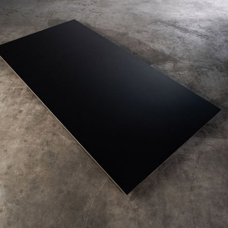 schwarze-Queenply-Multiplexplatte-mit-kratzfester-perlmatt-HPL-Beschichtung