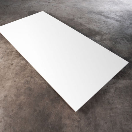 weisse-Queenply-Multiplexplatte-mit-kratzfester-perlmatt-HPL-Beschichtung