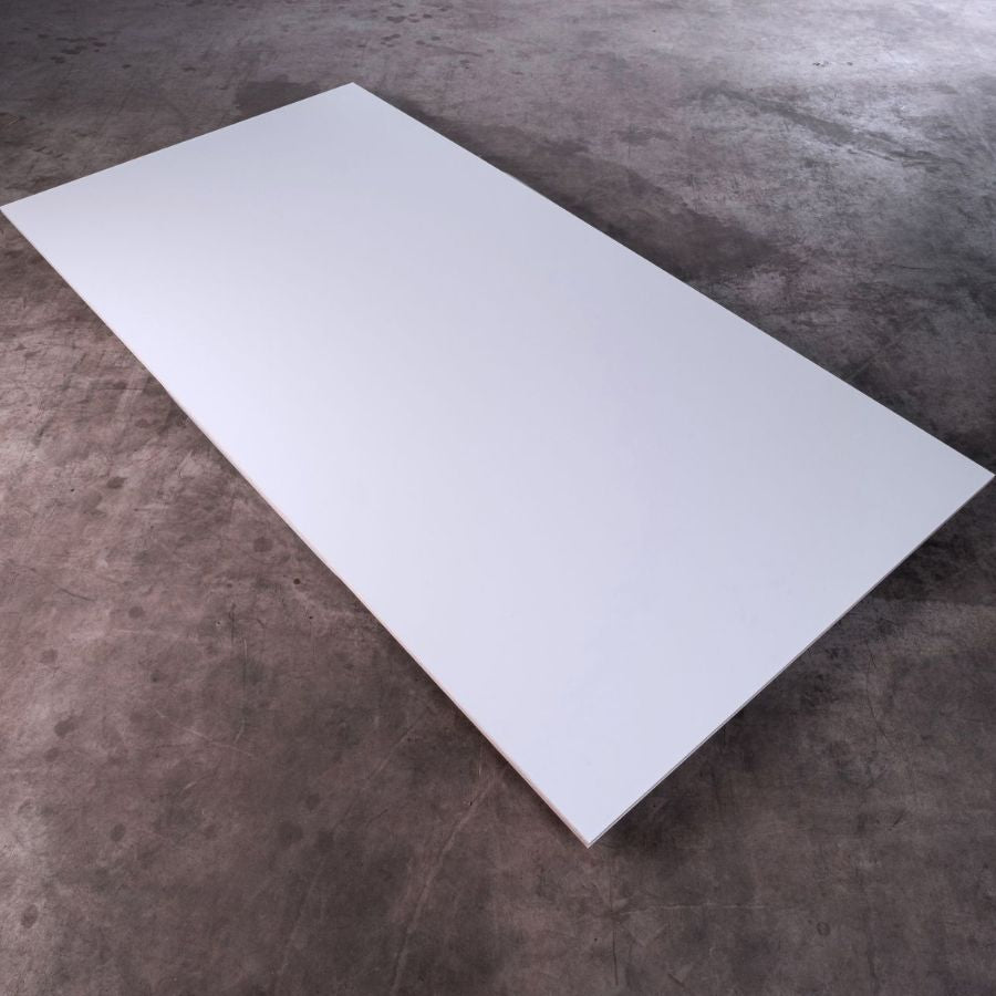 Queenply-Multiplexplatte-mit-HPL-Beschichtung-und-Antifingerprint-in-weiss