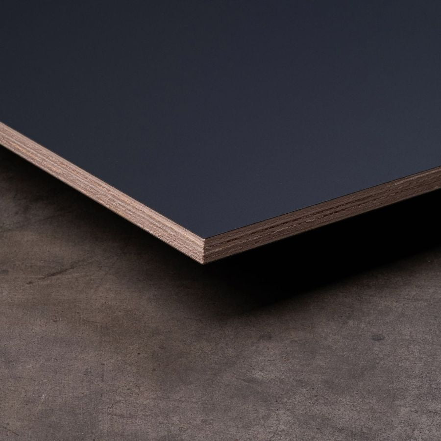 Queenply-Multiplexplatte-Seitenansicht-mit-HPL-Beschichtung-in-schwarz