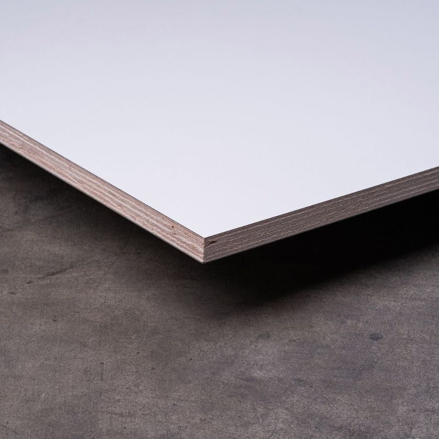 Queenply-Multiplexplatte-Seitenansicht-mit-HPL-Beschichtung-in-weiss