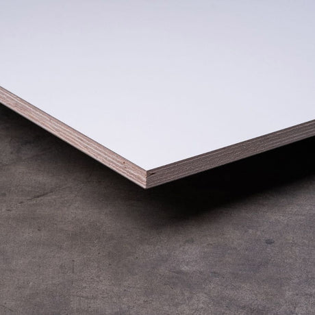 Queenply-Multiplexplatte-Seitenansicht-mit-HPL-Beschichtung-in-weiss
