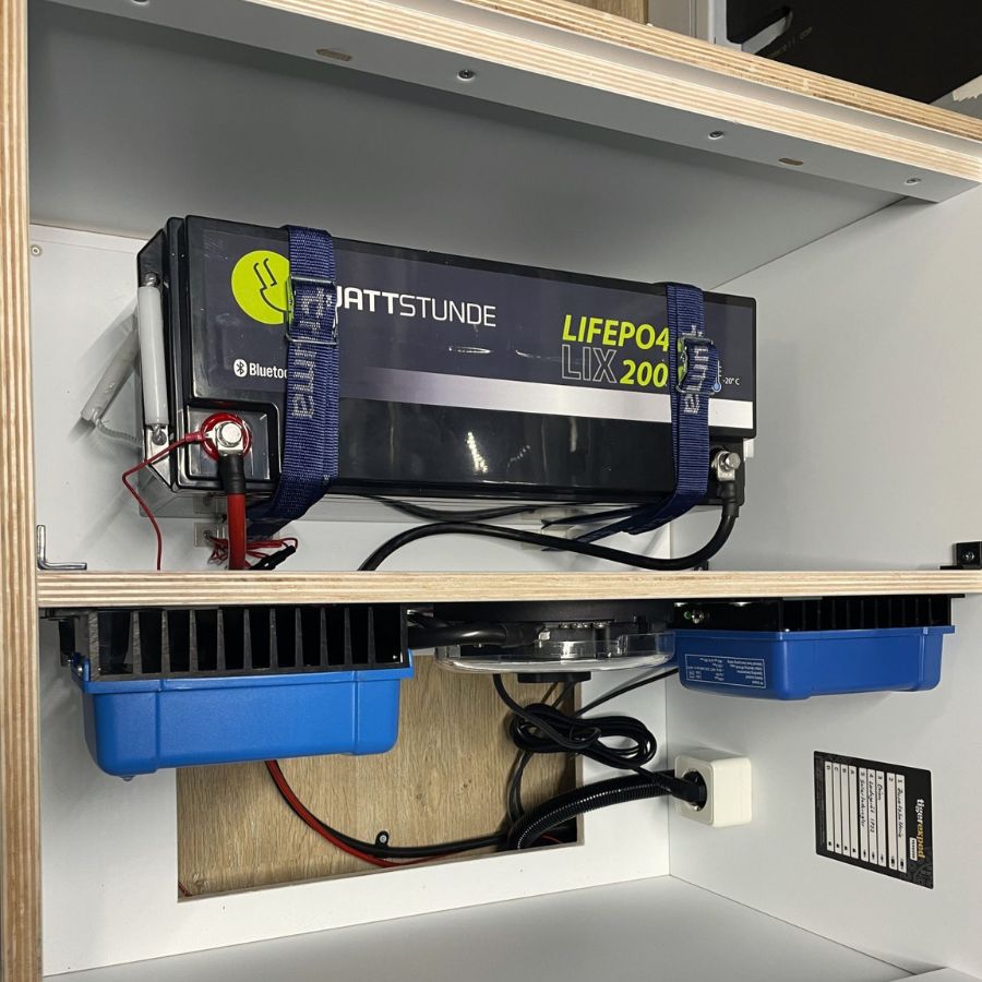 Wattstunde-Batterie-fuer-elektrische-anlage-im-camper