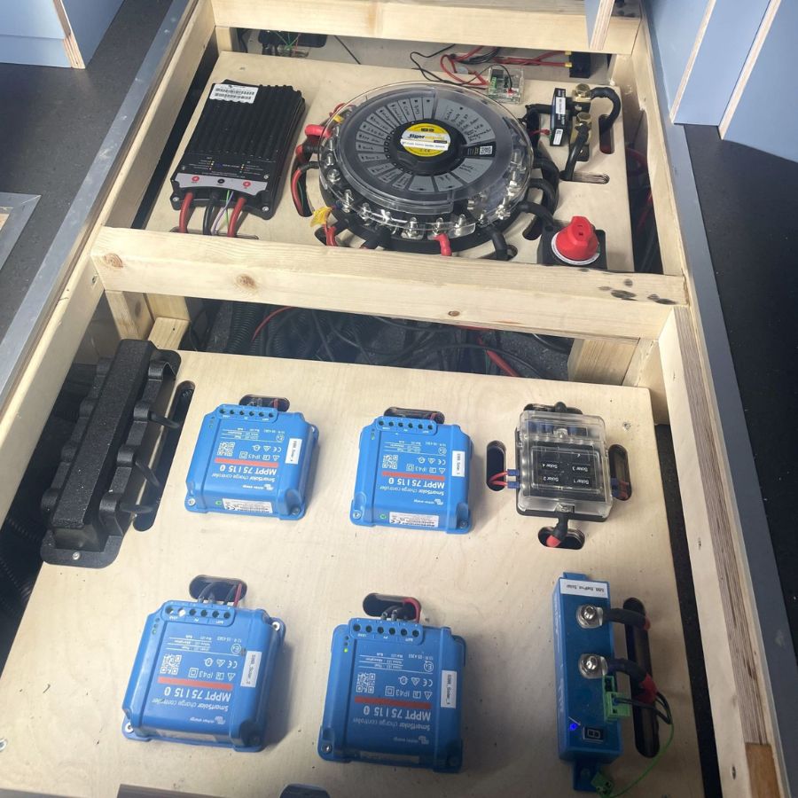komplexe-elektrische-anlage-im-Camper