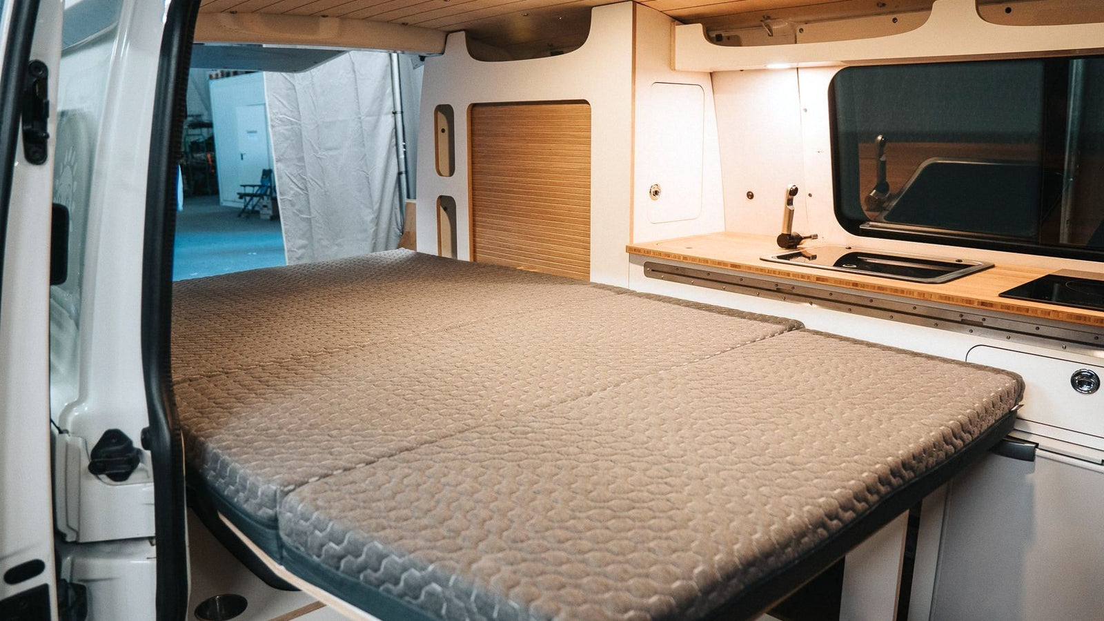 VW Bus T6 wird mit Moby Van Ausbau zum Campingbus
