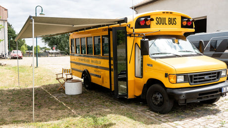 US Schulbus wird zur mobilen Massage Praxis