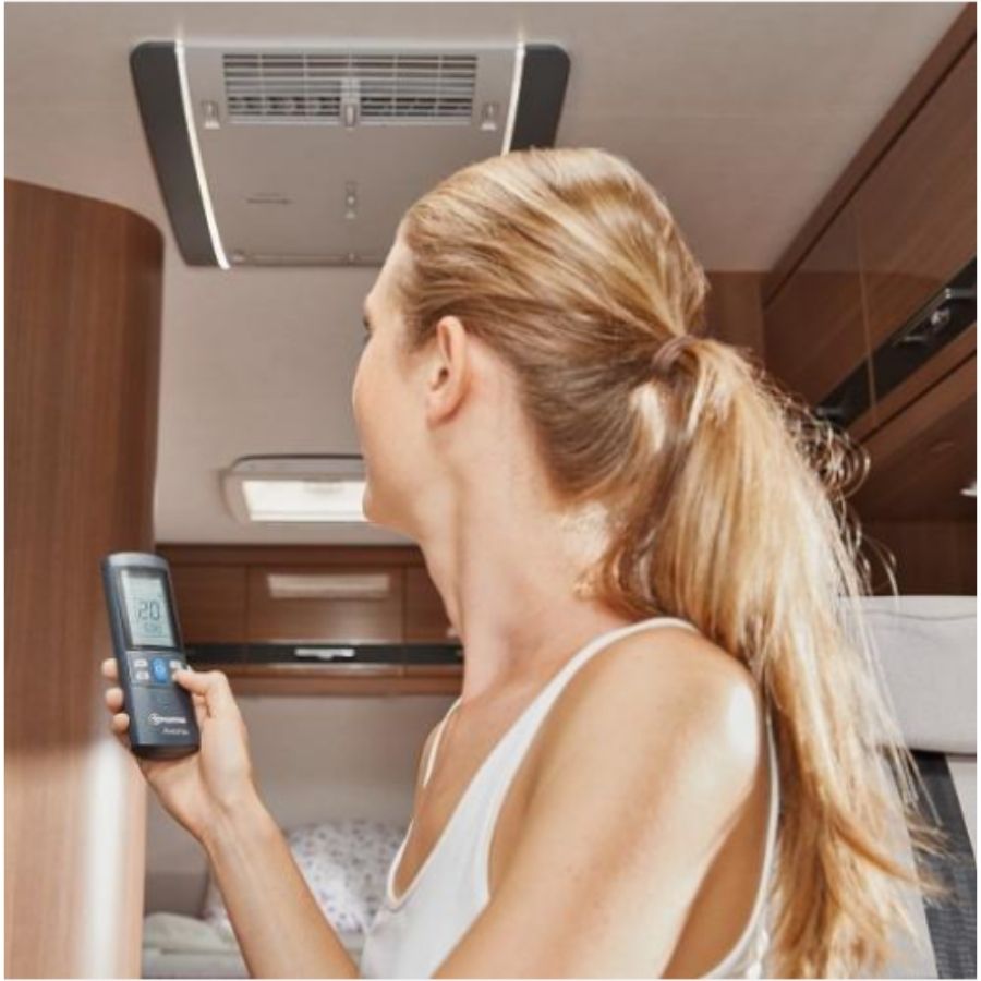 Frau-bedient-Truma-Aventa-Klimaanlage-im-Wohnmobil